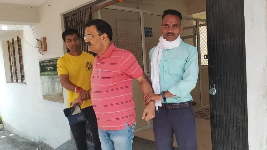 देवास... जनपद का घूसखोर सीईओ जीआरएस से ले रहा था 20 हजार रिश्वत