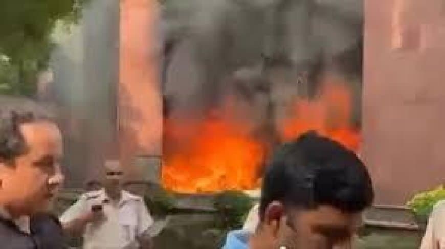 दिल्ली: संसद भवन के पास सांसद आवास वाले अपार्टमेंट में भीषण आग, जन हानि नहीं