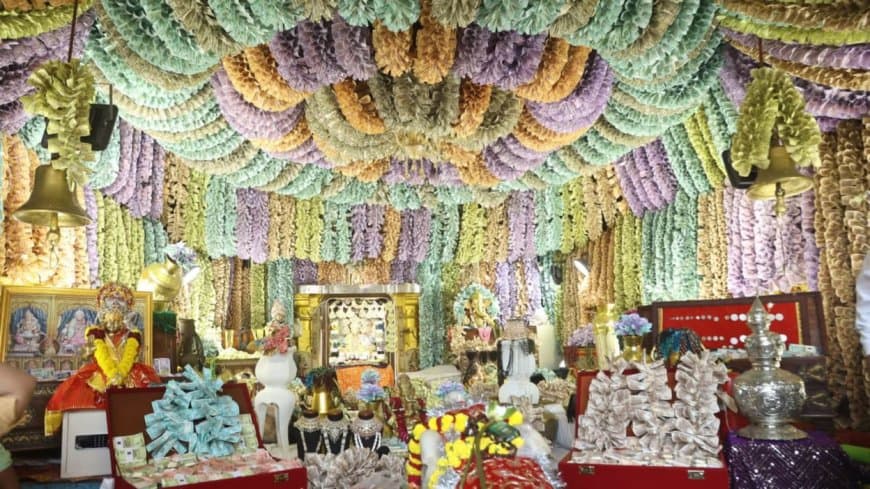 दिवाली पर करोड़ों के नोटों और गहनों से सजा महालक्ष्मी का दरबार