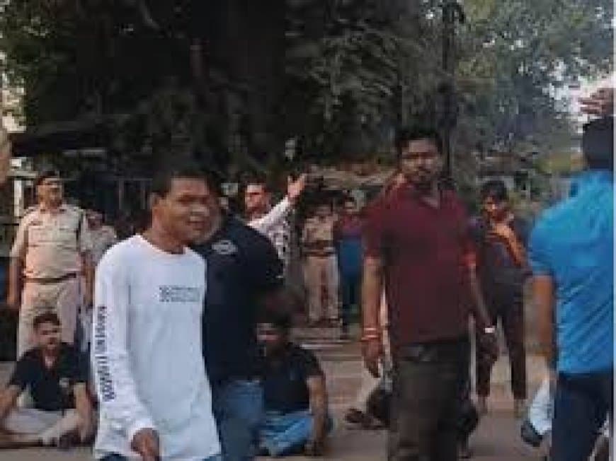 भोपाल दिवाली हंगामा: गौतम नगर में पटाखा जब्त करने पर पुलिस के खिलाफ प्रदर्शन, पार्षदों ने लगाई उठक-बैठक