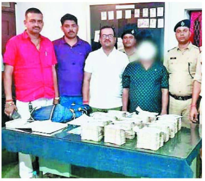 मुंबई के जवेरी बाजार से 1 करोड़ लेकर फरार कर्मचारी मानिकपुर में धराया — हावड़ा मेल में बाथरूम में छिपे आरोपी के पास से 80 लाख रुपये बरामद