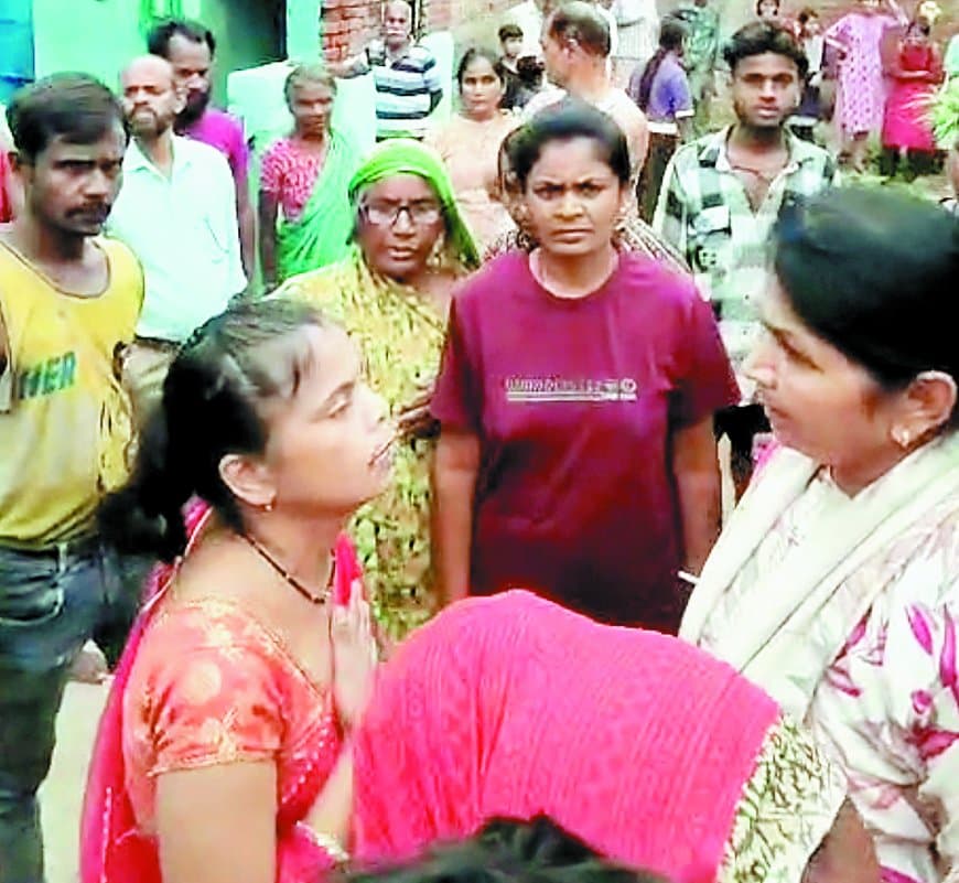 मैहर में जबरन धर्मांतरण कराने की सनसनीखेज कोशिश — चूड़ी, बिंदी और सिंदूर उतरवाकर धर्म बदलवाने के आरोप में पांच आरोपी गिरफ्तार, पुलिस ने मौके से जब्त किए क्रॉस और प्रार्थना सामग्री