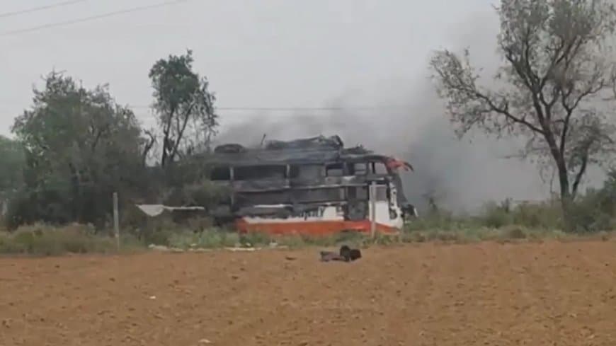 जयपुर... अब हाईटेंशन से बस में लगी आग... दो की मौत, दस यात्री झुलसे