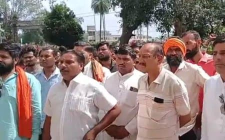 सीहोर के इछावर थाने पर हिंदू संगठनों का प्रदर्शन