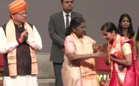 उत्तराखंड... हरिद्वार पहुंचीं मुर्मू... 54 छात्रों को दिए स्वर्ण पदक