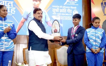 सीएम ने क्रांति को नवाजा... सस्पेंड पिता की नौकरी भी बहाल  