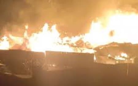 भोपाल पात्रा पुल  लकड़ी के टालों में लगी भीषण आग, 25 दमकलें काबू पाने में जुटीं