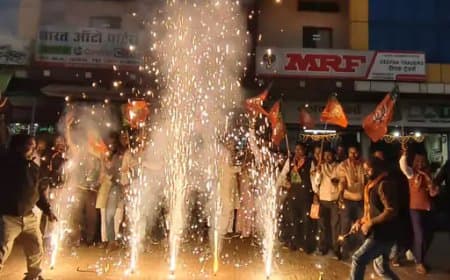 बीजेपी ने ढोल-नगाड़ों के साथ पटाखे की आतिशबाजी