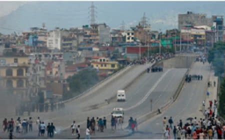 सीपीएन-यूएसएल की सभा के विरोध में जेन-जी प्रदर्शनकारियों का बवाल,  लगा कर्फ्यू