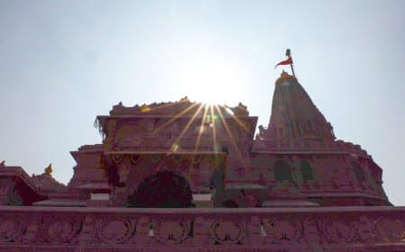 राम मंदिर में लहराई धर्म ध्वजा... दुनिया बनी साक्षी