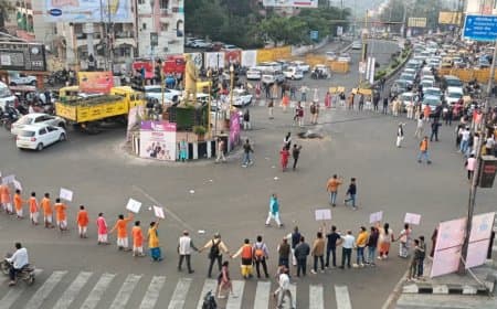 गुस्से में ब्राह्मण... IAS वर्मा का पुतला फूंका, बर्खास्तगी तक आंदोलन की चेतावनी 