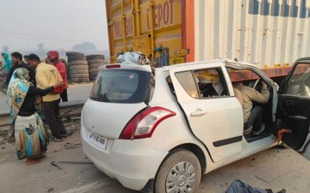 मिर्जापुर...खड़े ट्रक में घुसी कार... पिता-पुत्र सहित चार की मौत