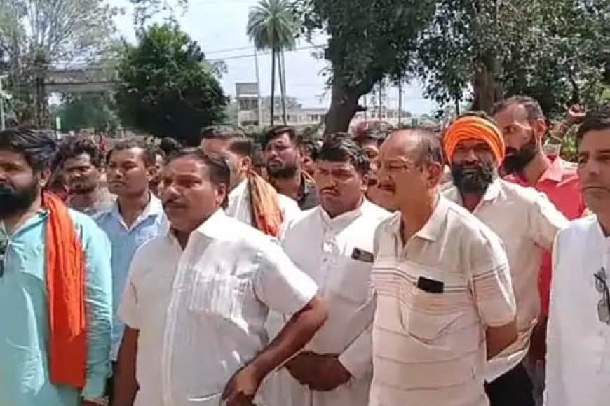 सीहोर के इछावर थाने पर हिंदू संगठनों का प्रदर्शन