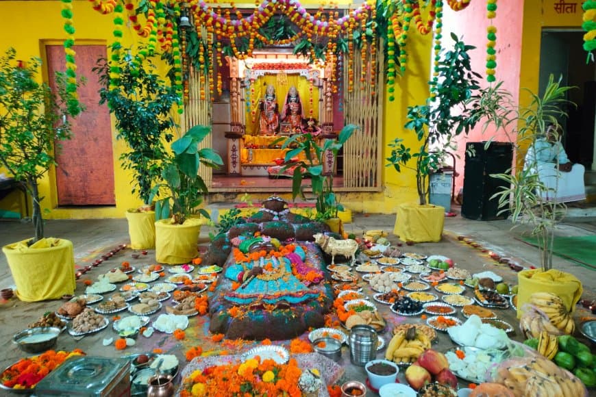 गोवर्धन पूजा पर आश्रम में छप्पन भोग व अन्नकूट