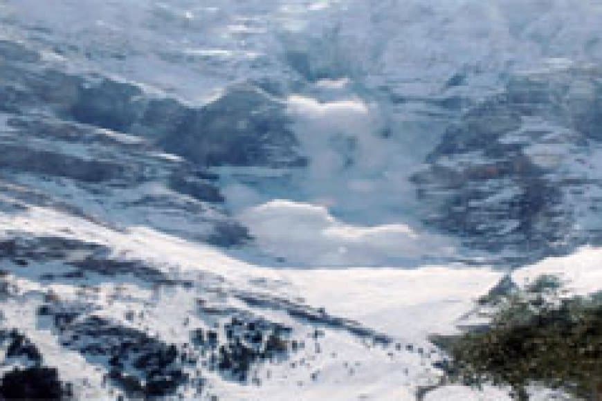 हिमस्खलन के कारण दो गाइड सहित नौ पर्वतारोहियों की मौत