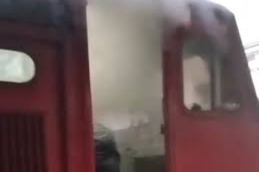 इटारसी रेलवे स्टेशन पर हड़कंप: रीवा-भोपाल सुपरफास्ट एक्सप्रेस के इंजन में उठा धुआँ, बड़ा हादसा टला