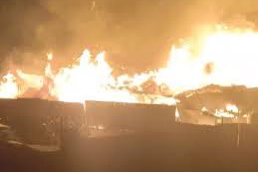 भोपाल पात्रा पुल  लकड़ी के टालों में लगी भीषण आग, 25 दमकलें काबू पाने में जुटीं