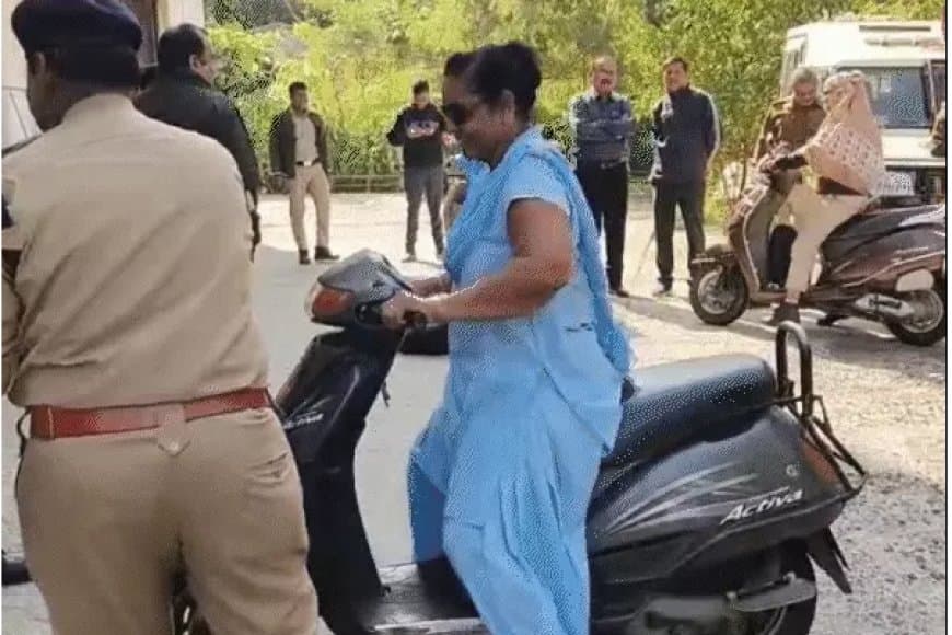 इंदौर पुलिस का 'ज़ीरो टॉलरेंस', ड्यूटी पर बिना हेलमेट आए जवानों के भी कटे चालान