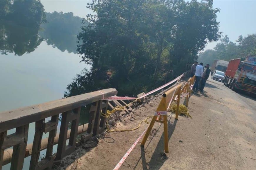 मंडला में हादसा... पुल की रेलिंग तोड़ते हुए नाले में गिरा ट्रक