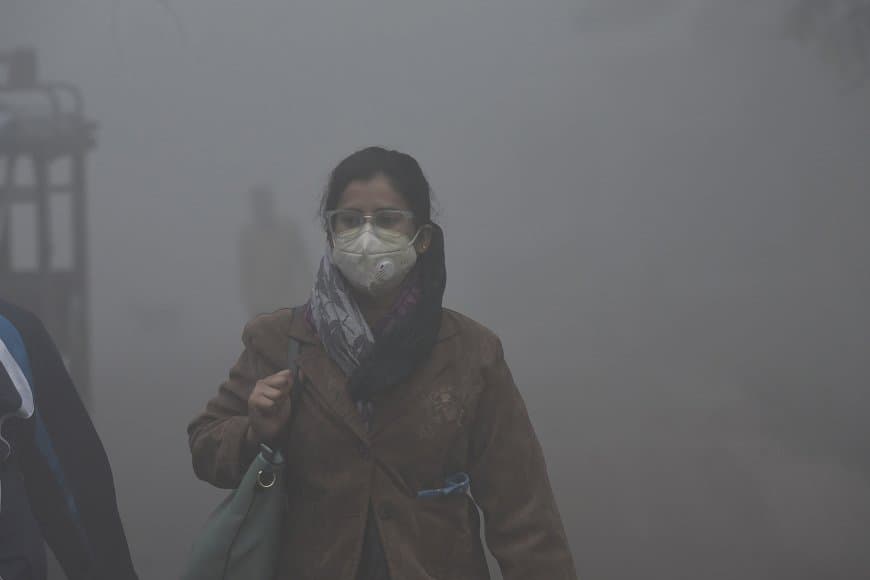 पाबंदियां बेअसर... दिल्ली में प्रदूषण बेकाबू... लोगों की फूली सांस