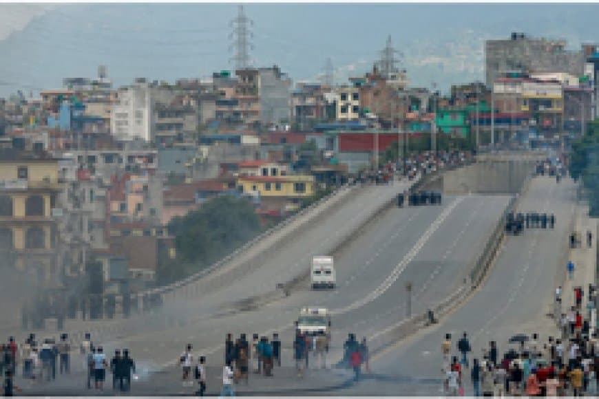 सीपीएन-यूएसएल की सभा के विरोध में जेन-जी प्रदर्शनकारियों का बवाल,  लगा कर्फ्यू