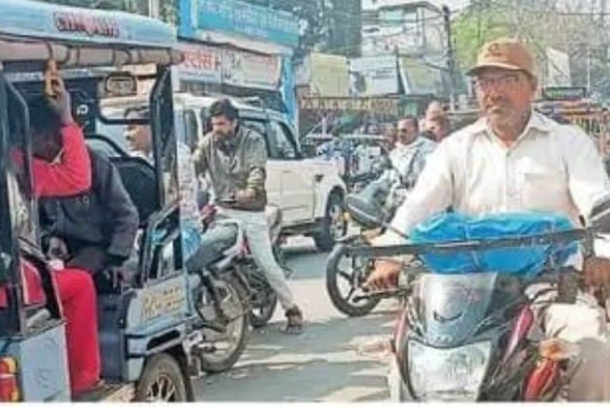 सड़क पर जाम, फंसी एंबुलेंस को निकालने परिजन उतरे