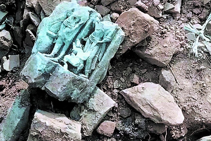 मस्जिद की जमीन पर खुदाई में निकली राम-सीता की मूर्तियां