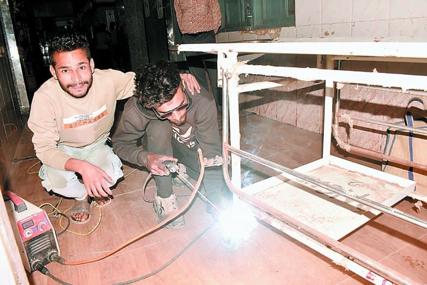 सतना जिला अस्पताल की बदहाल व्यवस्था: टूटी व्हीलचेयर, जर्जर स्ट्रेचर और अव्यवस्था के सहारे जिंदगी से जूझते मरीज, प्रशासनिक दावों की खुली पोल