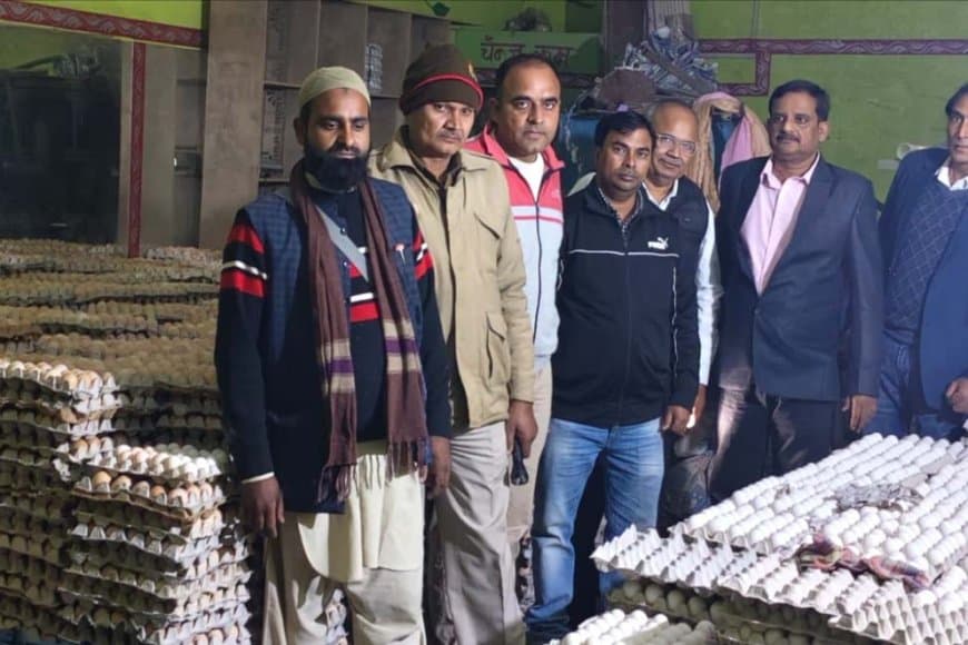 उत्तर प्रदेश... जानलेवा रंग चढ़ाकर बनाया जा रहा था देसी अंडा