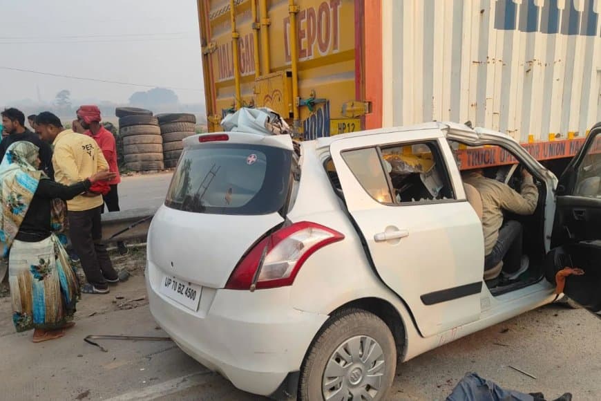 मिर्जापुर...खड़े ट्रक में घुसी कार... पिता-पुत्र सहित चार की मौत
