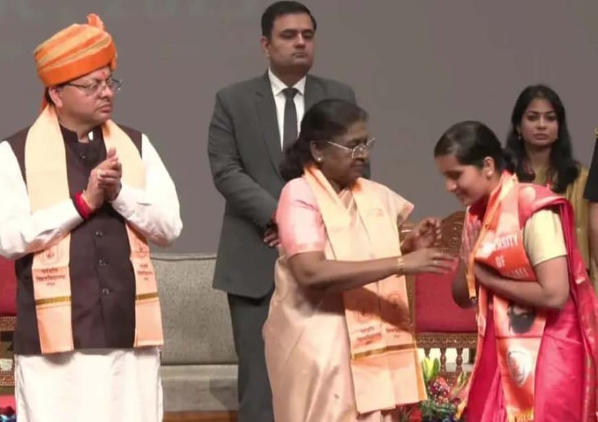 उत्तराखंड... हरिद्वार पहुंचीं मुर्मू... 54 छात्रों को दिए स्वर्ण पदक