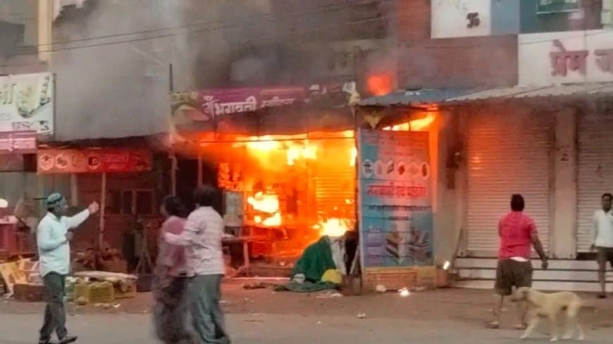 खरगोन... मिठाई की दुकान में लगी आग... लाखों का सामान खाक