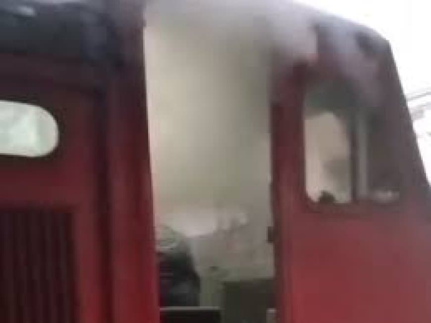 इटारसी रेलवे स्टेशन पर हड़कंप: रीवा-भोपाल सुपरफास्ट एक्सप्रेस के इंजन में उठा धुआँ, बड़ा हादसा टला