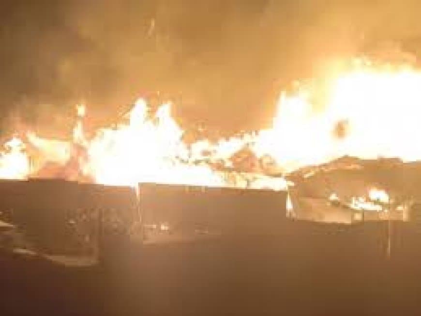 भोपाल पात्रा पुल  लकड़ी के टालों में लगी भीषण आग, 25 दमकलें काबू पाने में जुटीं