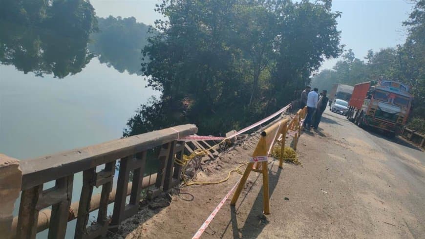 मंडला में हादसा... पुल की रेलिंग तोड़ते हुए नाले में गिरा ट्रक