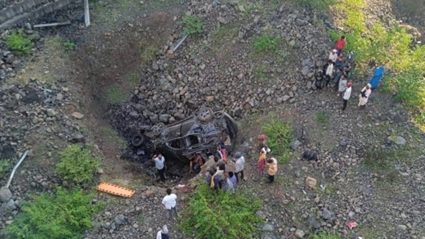 मध्यप्रदेश... रतलाम में बेकाबू कार खाई में गिरी... पांच की मौत