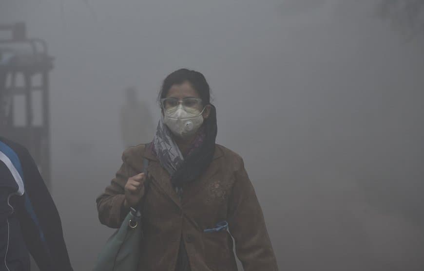 पाबंदियां बेअसर... दिल्ली में प्रदूषण बेकाबू... लोगों की फूली सांस