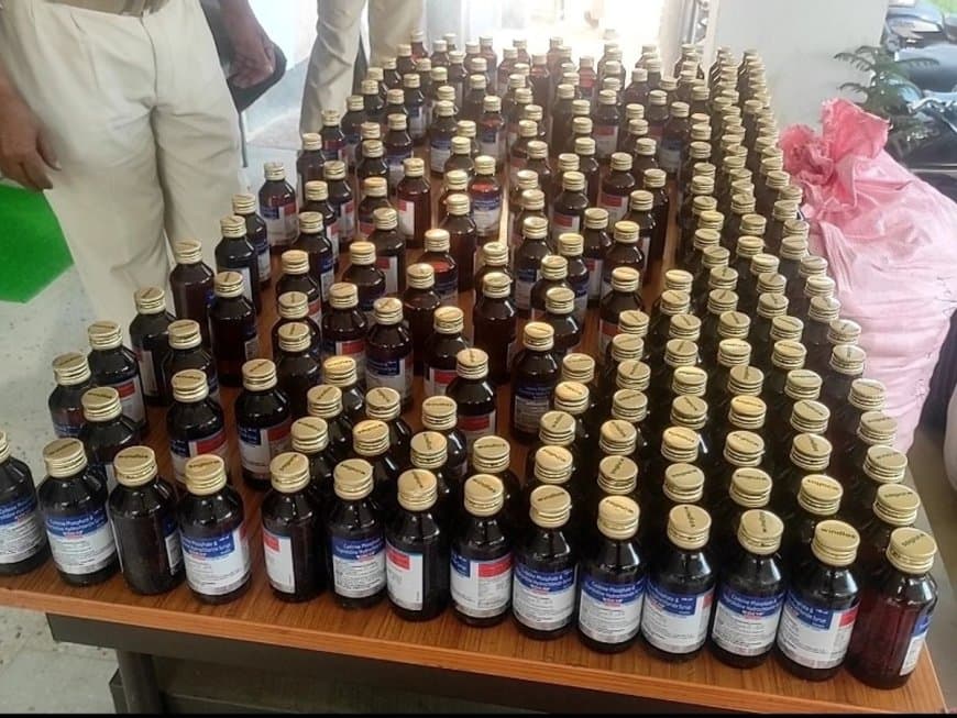 यूपी...12 फर्मों पर केस... 42 करोड़ की कोडीन कफ सिरप बरामद