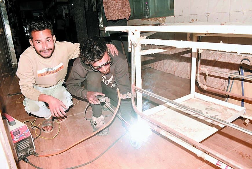 सतना जिला अस्पताल की बदहाल व्यवस्था: टूटी व्हीलचेयर, जर्जर स्ट्रेचर और अव्यवस्था के सहारे जिंदगी से जूझते मरीज, प्रशासनिक दावों की खुली पोल