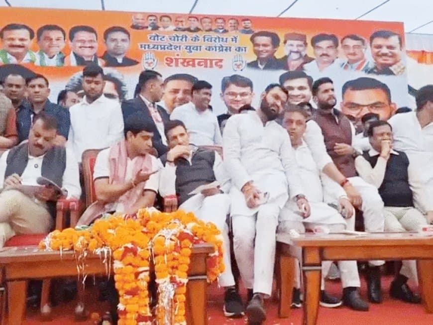 लोकतंत्र बचाने की शपथ: MP यूथ कांग्रेस ने बैरिकेड्स तोड़ने का किया प्रयास, कई कार्यकर्ता गिरफ्तार