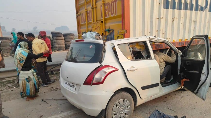 मिर्जापुर...खड़े ट्रक में घुसी कार... पिता-पुत्र सहित चार की मौत