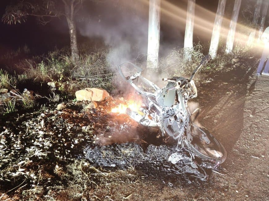 डिंडोरी ... पिकअप से टक्कर के बाद जली बाइक... दो भाइयों की मौत