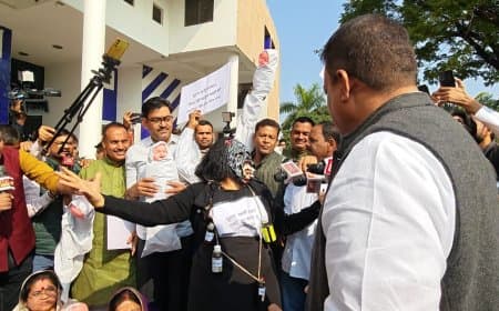 विधानसभा... कफ सिरप से मौत... बच्चों के पुतले लेकर पहुंचे विधायक