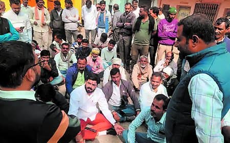 बीना में किसानों का बिजली कार्यालय पर धरना