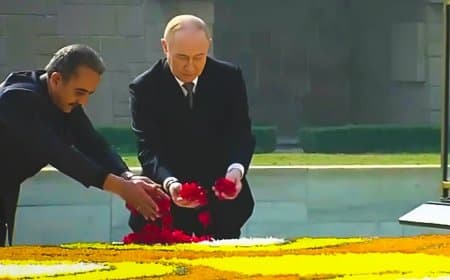 पुतिन ने राजघाट पर बापू को दी श्रद्धांजलि...गेस्ट बुक पर किए दस्तखत