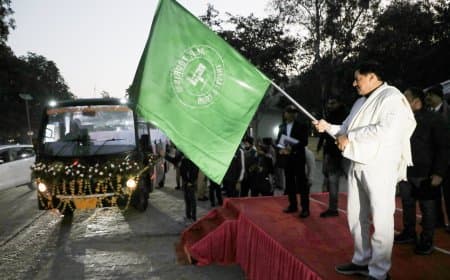 पन्ना नेशनल पार्क... सीएम ने दिखाई 10 नई कैंटर बसों को हरी झंडी