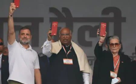 राहुल ने दिखाया संविधान: 'वोट छोड़ गद्दी छोड़' रैली में BJP पर 'वोट चोरी' और चुनाव आयोग पर दबाव के आरोप