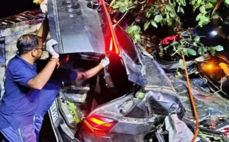 गुजरात में रफ्तार बनी काल... पेड़ से टकराई कार, पलटी... तीन लोगों की मौत