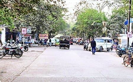 पन्ना में मेडिकल स्टोर बने अवैध क्लीनिक, बाहरी डॉक्टरों से कराई जा रही गैरकानूनी प्रैक्टिस, रात में दवाओं के लिए भटकते मरीज