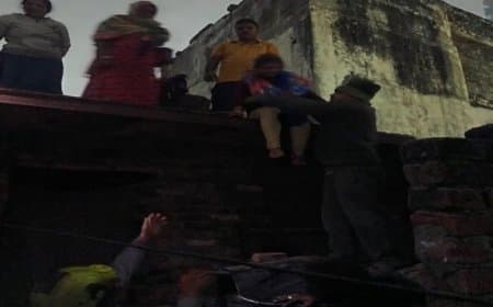 आगरा... गेस्ट हाउस में आग... मची अफरा-तफरी...छत के रास्ते बचाई जान 